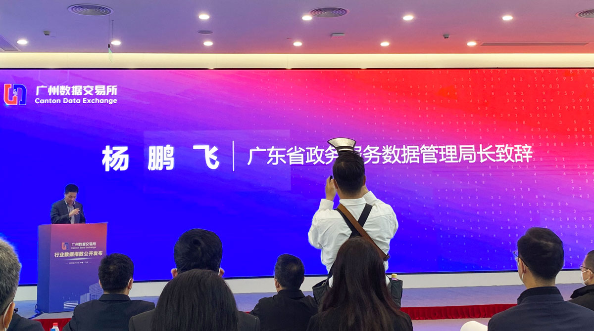 杨鹏飞.jpg